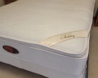 QUEEN SIZE LIKE NEW MATTRESS SET