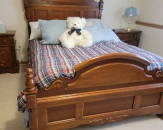 VAUGHAN OF VIRGINIA BEDROOM SUITE.       FULL/QUEEN BED, DRESSER/MIRROR, CHEST, 2 NIGHTSTANDS, ARMOIRE