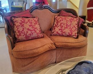 HAVERTYS LOVESEAT WITH SILK PILLOWS