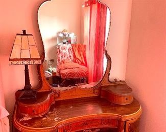 Kidney Shaped  Vanity. So cute! Needs a little TLC on top