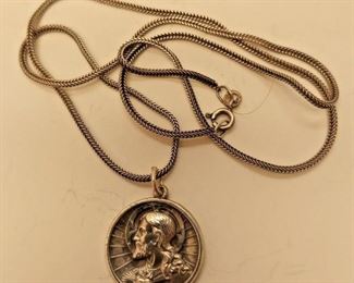 https://www.ebay.com/itm/115540807693	RAB3046 VINTAGE 21 INCH STERLING SILVER FOXTAIL CHAIN & JESUS MEDAL	Auction	Starts 09/30/22 After 6 PM
