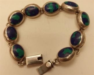 https://www.ebay.com/itm/115540807689	RAB3047 VINTAGE 7 7/8 INCH MEXICAN STERLING SILVER & BLUE STONE BRACELET	Auction	Starts 09/30/22 After 6 PM
