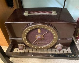https://www.ebay.com/itm/115541074854	NW5707 Zenith Brown Bakelite Case Radio Vintage Local Pickup

