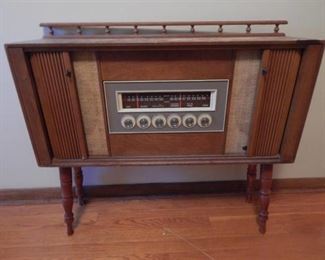 Antique AM/FM cabinet radio