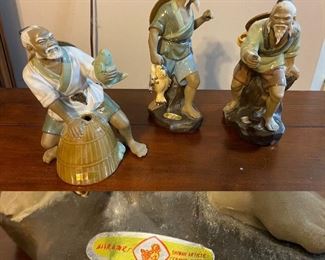 Shiwah Artistic Ceramic Factory
3 Chinese Statues