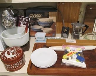 Vintage Sunbeam mixer, Vintage IN THE BOX, Pyrex Nesting bowls!  Stunning color!