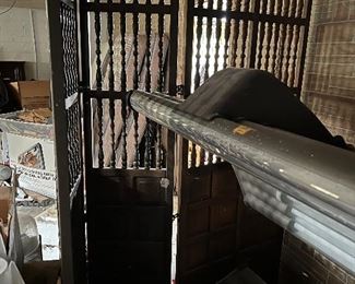 High end vintage tanning bed!.. lower part works great !.. not sure how to turn on the top lights