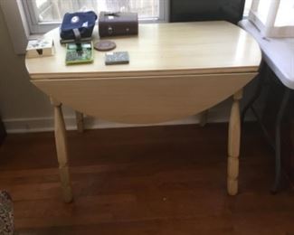 Drop leaf table - excellent condition