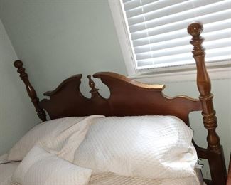 Queen 4 poster bedroom set