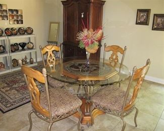 Wonderful table & 4 chairs.
