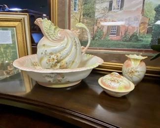 Antique Victorian Hand Painted Daisy Motif in a Shell Design or Pattern, 4-Piece Wash Basin, Pitcher, Soap Dish and Vase, Stamped 4278 