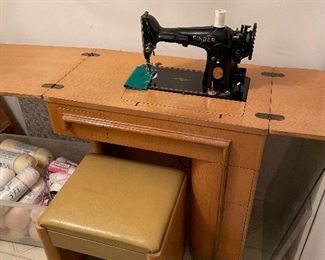 Vintage Singer Sewing Machine in Cabinet. BUY IT NOW! $100