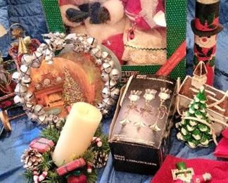 Christmas Decor Straw Sleigh, Wreath, and Santa