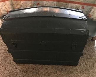 Love this camel back trunk.  Wait until you see the inside of this trunk....next picture please. Excellent condition.