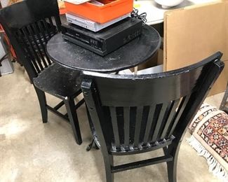 Love tis little table and chairs