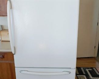 Maytag refrigerator bottom freezer 22 cu ft