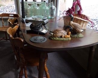 table w/chairs & decor