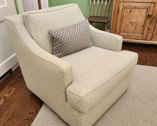 32h x 33w x 40d with casters