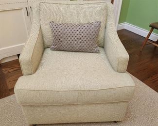 32h x 33w x 40d with casters