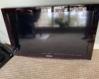 Samsung Model: LN32844CB2D Flat Screen TV with wall mounting hardware