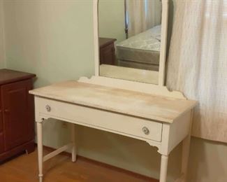 White Vanity Desk                           https://ctbids.com/estate-sale/17888/item/1780482