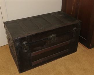 VINTAGE TRUNK.