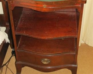 MAHOGANY NIGHTSTAND.