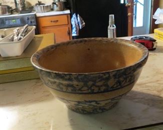 ANTIQUE SPONGEWARE MIXING BOWL.