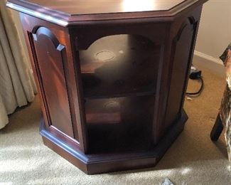 ETHAN ALLEN HEXAGONAL MAHOGANY TABLE. 