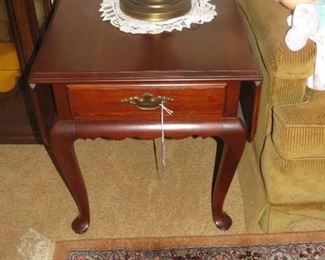 A PAIR OF ETHAN ALLEN DROP LEAF END TABLES.