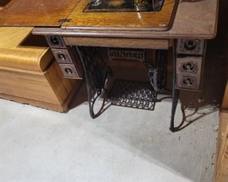 Antique Treadle Singer Sewing Machine (Needs Belt)