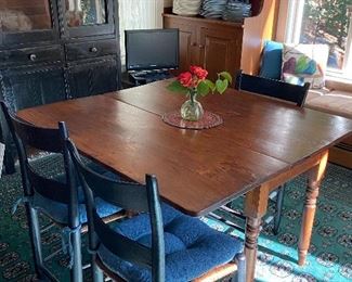 Lovely kitchen table with leaf that can be lowered or raised for bigger table  and chairs
