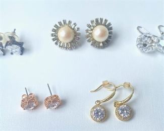 5 Pairs Earrings Jewelry
Lot #: 68