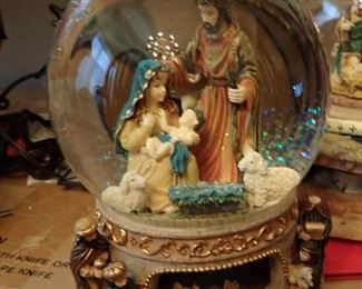 CHRISTMAS WATERGLOBE