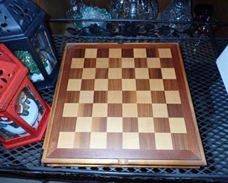 WOOD CHESTBOARD AND PIECES