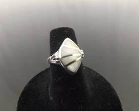 .925 Sterling Silver Mother of Pearl Ring Size 5.75