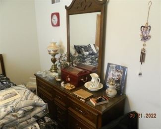 dresser/mirror