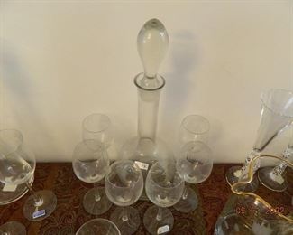 decanter w/glasses