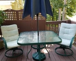 Table 4 chairs Unbrella and stand