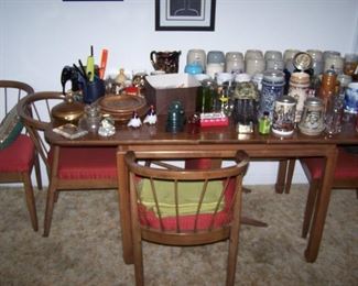 MID-CENTURY DINING TABLE/ LEAF/ 4 CHAIRS, STEINS & MISC.