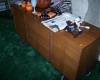 CHEST OF DRAWERS--PART OF BEDROOM SET