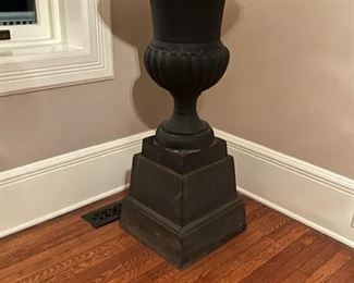 Ironwork urn (3 '). $100