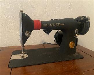 Vintage Working Singer Sewing Machine........To register and to place bids simply go to www.capitolsalesservices.hibid.com