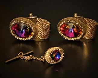 Vintage men's cufflinks by SWANK........To register and to place bids simply go to www.capitolsalesservices.hibid.com