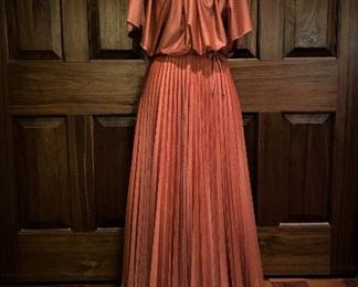 Vintage 1970s dress........To register and to place bids simply go to www.capitolsalesservices.hibid.com