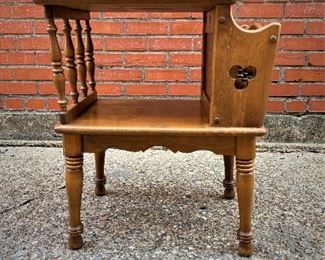 Vintage 1950s American Colonial style end table by Baumritter which eventually became Ethan Allen