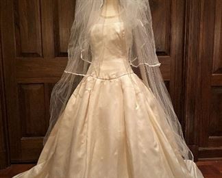 Vera Wang Wedding Dress and veil from the 1990s........To register and to place bids simply go to www.capitolsalesservices.hibid.com