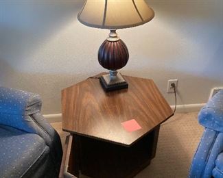 Great mid century end table with storage.   Excellent condition! 