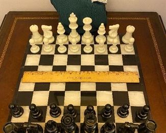 House of Staunton Black and White Plastic Set 3.5" King with case.