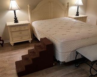 Queen bed with matching dresser & night stands